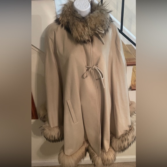 Luxury cream cashmere cape, trimmed in genuine fox fur - Picture 1 of 9